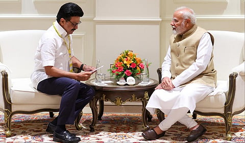 புதுடெல்லியில் பிரதமர் மோடியைச் சந்தித்த முதல்வர் ஸ்டாலின் தமிழகத்துக்கான திட்டங்கள் மற்றும் நிதி விடுவித்தல் தொடர்பாக கோரிக்கை மனுவினை வழங்கினார்.