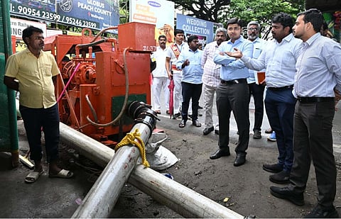 கோவை அவிநாசி சாலை, உப்பிலிபாளையம் மேம்பாலத்தின் கீழ் பகுதியில் தேங்கும் மழைநீர் விரைவாக வெளியேற வைக்கப்பட்டுள்ள மோட்டாரை பார்வையிட்ட கண்காணிப்பு அலுவலர் கிராந்திகுமார் பாடி. அருகில், ஆட்சியர், ஆணையர் உள்ளிட்டோர்.
