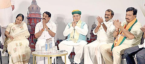 மத்திய அரசின் வழக்குகளில் ஆஜராகும் வழக்கறிஞர்களுக்கான ஆலோசனை கூட்டம் சென்னை உயர் நீதிமன்றத்தில் தமிழக பாஜக சார்பில் நேற்று நடந்தது. இதில், மத்திய சட்டத்துறை அமைச்சர் அர்ஜுன் ராம் மேக்வால், மத்திய இணை அமைச்சர் எல்.முருகன், பாஜக மாநில தலைவர் நயினார் நாகேந்திரன், துணைத் தலைவர் ஆர்.சி.பால்கனகராஜ், தமிழக மேலிட பொறுப்பாளர் சுதாகர் ரெட்டி, தேசிய மகளிர் அணியின் தலைவர் வானதி சீனிவாசன் எம்எல்ஏ உள்ளிட்டோர் கலந்து கொண்டனர். படம்: ம.பிரபு