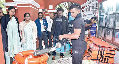 ஊட்டி வந்துள்ள பேரிடர் மீட்புக் குழுவினரின் உபகரணங்களை மாவட்ட கண்காணிப்பு அலுவலர் லலிதா, மாவட்ட ஆட்சியர் லட்சுமி பவ்யா ஆகியோர் நேற்று பார்வையிட்டனர்.