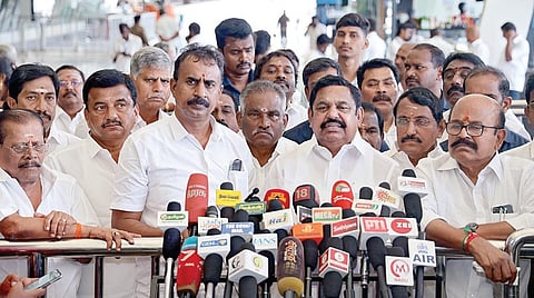 கோவை விமான நிலையத்தில் நேற்று செய்தியாளர்களிடம் பேசிய அதிமுக பொதுச் செயலாளர் பழனிசாமி.