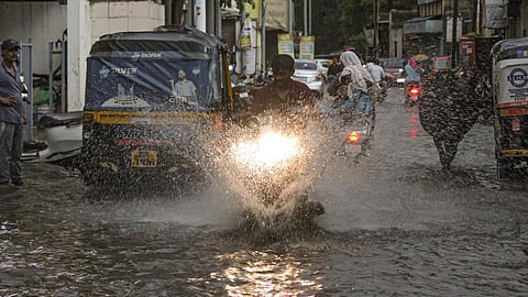 தென்மேற்கு பருவமழை தீவிரம்: கேரளாவில் 11 மாவட்டங்களுக்கு ரெட் அலர்ட், மும்பை, கர்நாடகாவிலும் கனமழை