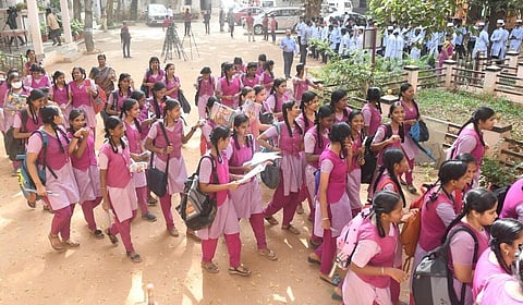 தமிழகத்தில் ஜூன் 2 பள்ளிகள் திறப்பு: வழிகாட்டு நெறிமுறைகள் என்னென்ன?