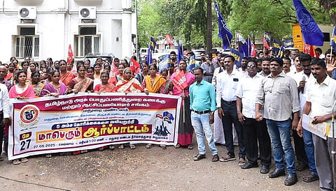 மதுரையில் இன்று தமிழ்நாடு அரசு பொதுப்பணித் துறை கணக்கு மற்றும் ஆட்சிப் பணியாளர் சங்கம் சார்பில் நடந்த ஆர்ப்பாட்டத்தில் பங்கேற்றோர்.