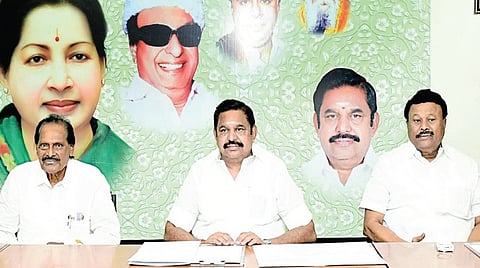 அதிமுக மாவட்ட செயலாளர்கள், பொறுப்பாளர்கள் ஆலோசனை கூட்டம் கட்சியின் பொதுச் செயலாளர் பழனிசாமி தலைமையில் சென்னையில் நேற்று நடைபெற்றது. இதில், அவைத் தலைவர் தமிழ்மகன் உசேன் உள்ளிட்ட மூத்த நிர்வாகிகள் பங்கேற்றனர்.படம்: எஸ்.சத்தியசீலன்