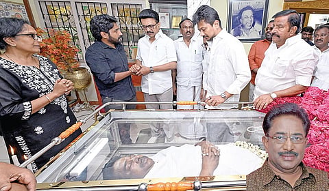 நடிகர் ராஜேஷ் உடலுக்கு அஞ்சலி செலுத்திய முதல்வர் ஸ்டாலின், அவரது குடும்பத்தினருக்கு ஆறுதல் கூறினார். உடன் துணை முதல்வர் உதயநிதி, அமைச்சர் கே.என்.நேரு.