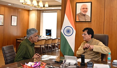 டெல்லியில் வர்த்தகத்துறை அமைச்சர் பியூஷ் கோயலை ஆயத்த ஆடை ஏற்றுமதி மேம்பாட்டு கழகத் துணைத் தலைவர் ஏ.சக்திவேல் சந்தித்துப் பேசினார்
