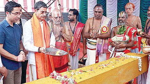 திருச்சி குணசீலம் கோயில் வளாகத்தில் நேற்று நடைபெற்ற ராஜகோபுர அடிக்கல் நாட்டு விழாவில் பங்கேற்ற ஆளுநர் ஆர்.என்.ரவி, யதுகிரி யதிராஜ மடம் ஜீயர் சுவாமிகள் உள்ளிட்டோர்.