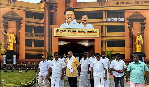 மதுரையில் நடைபெறவுள்ள திமுக பொதுக்குழுக் கூட்டத்துக்காக அண்ணா அறிவாலய முகப்புடன் பிரமாண்ட அரங்கம் அமைக்கப்பட்டுள்ளது.