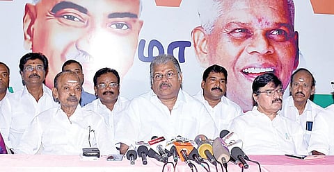 தமிழ் மாநில காங்கிரஸ் கட்சியின் தேர்தல் ஆலோசனை கூட்டம் கட்சியின் தலைவர் ஜி.கே.வாசன் தலைமையில் சென்னையில் நேற்று நடைபெற்றது. இதில் பொதுச் செயலாளர்கள் ஜி.ஆர்.வெங்கடேஷ், ராணி கிருஷ்ணன், துணைத் தலைவர்கள் முனவர் பாஷா உள்ளிட்ட பலர் கலந்து கொண்டனர் படம்: ம.பிரபு