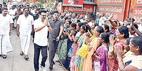 மதுரையில் நேற்று நடைபெற்ற `ரோடு ஷோ'வின்போது, ஜெய்ஹிந்த்புரத்தில் நடந்து சென்ற முதல்வர் மு.க.ஸ்டாலினை உற்சாகத்துடன் வரவேற்ற பொதுமக்கள்.
