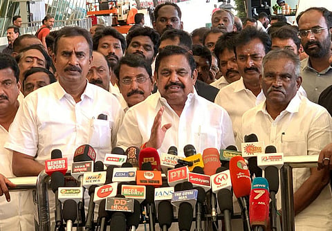 கோவை விமான நிலையத்தில் பேட்டியளித்த அதிமுக பொதுச் செயலாளர் பழனிசாமி.