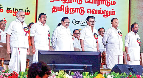 மதுரையில் திமுக பொதுக்குழு கூட்டம் கட்சித் தலைவரும், முதல்வருமான மு.க.ஸ்டாலின் தலைமையில் நேற்று நடைபெற்றது. உடன் பொதுச் செயலாளர் துரைமுருகன், பொருளாளர் டி.ஆர்.பாலு உள்ளிட்ட நிர்வாகிகள்.