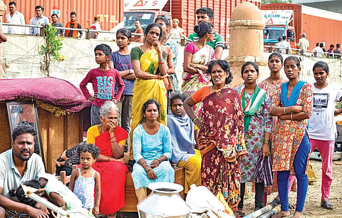 டெல்லி உயர் நீதிமன்ற உத்தரவுப்படி, மதராசி கேம்ப் பகுதியில் நேற்று 370-க்கும் மேற்பட்ட வீடுகள் இடிக்கப்பட்டன. வீடுகளை இழந்த மக்கள் சாலையோரம் பரிதவிப்புடன் நிற்கின்றனர். படம்: பிடிஐ