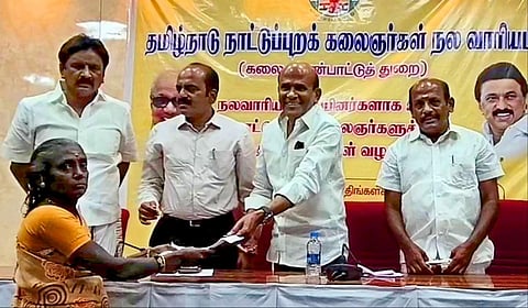 திருநெல்வேலியில் நாட்டுப்புற கலைஞர்களுக்கு நலத்திட்ட உதவிகளை வாகை சந்திரசேகர் வழங்கினார்.