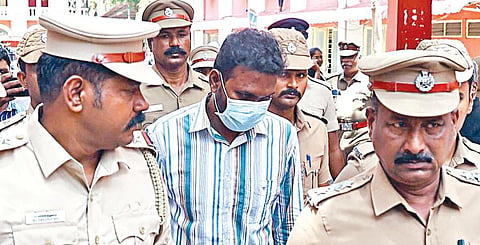 தண்டனை அறிவிக்கப்பட்டதும் நீதிமன்றத்தில் இருந்து ஞானசேகரனை சிறைக்கு அழைத்து சென்ற போலீஸார்.படம்: ம.பிரபு