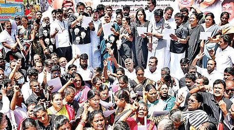 கொடுங்கையூரில் அமைக்கப்படவுள்ள குப்பை எரிஉலை திட்டத்தைக் கண்டித்து, அதிமுக சார்பில் தண்டையார்பேட்டையில் நேற்று ஆர்ப்பாட்டம் நடைபெற்றது. இதில் முன்னாள் அமைச்சர் பா.வளர்மதி தலைமையில் ஏராளமானோர் பங்கேற்றனர். | படம்: ம.பிரபு |