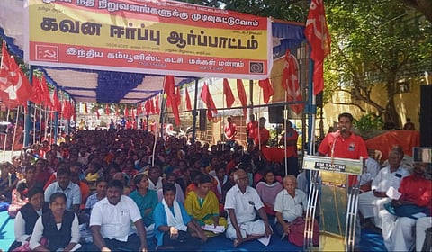 காஞ்சிபுரம் வட்டாட்சியர் அலுவலகம் முன்பு நுண் நிதி நிறுவனங்களை ஆய்வு செய்யக்கோரி ஆர்ப்பாட்டம் நடந்தது.