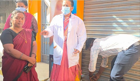 வாணியம்பாடி கச்சேரி சாலையில் இயங்கி வந்த தனியார் பல் மருத்துவமனைக்கு சுகாதாரத் துறையினர் சீல் வைத்தனர்.