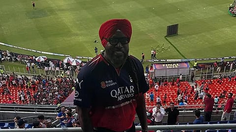 தலைப்பாகை, ஆர்சிபி ஜெர்ஸி அணிந்து மைதானம் வந்த கிறிஸ் கெயில் ஆதரவு யாருக்கு? - IPL Final