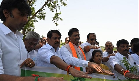 உலக சுற்றுசூழல் தினத்தை முன்னிட்டு ராஜகீழ்பாக்கம் ஏரியில் நடந்த நிகழ்ச்சியில் உறுதிமொழி ஏற்ற தமிழக பாஜகவினர் | படம்: எம். முத்துகணேஷ்
