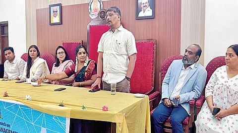 செயற்கை நுண்ணறிவு உதவியுடன் ஊட்டி நகராட்சியில் கழிவு மேலாண்மையை செயல்படுத்துவது தொடர்பாக நேற்று நடைபெற்ற ஆய்வுக் கூட்டத்தில் பங்கேற்ற நகராட்சித் தலைவர் எம்.வாணீஸ்வரி, ஆணையர் வினோத் உள்ளிட்டோர். | படம்: ஆர்.டி.சிவசங்கர் |