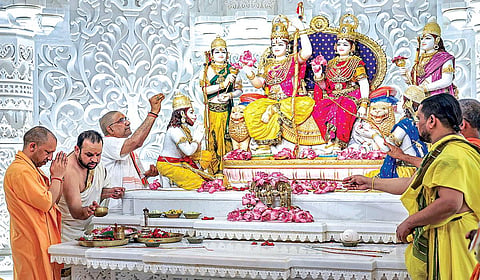 அயோத்தி ராமர் கோயில் வளாகத்தில் அமைக்கப்பட்டுள்ள 8 சன்னதிகளில் சுவாமி சிலைகள் நேற்று பிரதிஷ்டை செய்யப்பட்டன. இதில் உ.பி. முதல்வர் யோகி ஆதித்யநாத் பங்கேற்று, கோயிலின் முதல் தளத்தில் அமைக்கப்பட்டுள்ள ராம் தர்பாரில் வழிபட்டார். படம்: பிடிஐ