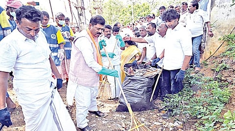 உலக சுற்றுச்சூழல் தின விழிப்புணர்வு நிகழ்ச்சி பாஜக சார்பில் தாம்பரத்தை அடுத்த ராஜ கீழ்ப்பாக்கம் ஏரி பகுதியில் நேற்று நடந்தது. இதில் பாஜக தமிழக மேலிட பார்வையாளர் அரவிந்த் மேனன், மாநில தலைவர் நயினார் நாகேந்திரன் கலந்துகொண்டு குப்பைகளை தொண்டர்களோடு சேர்ந்து அகற்றினர். | படம்: எம்.முத்துகணேஷ் |