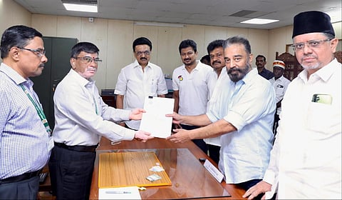 மாநிலங்களவைத் தேர்தலில் போட்டியிடும் மநீம தலைவர் கமல்ஹாசன் முதல்வர் ஸ்டாலின் முன்னிலையில் தனது வேட்புமனுவை தாக்கல் செய்தார்
