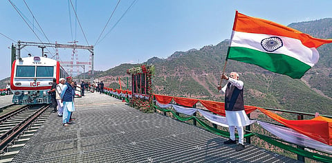 ஜம்மு காஷ்மீரில் கட்டப்பட்டுள்ள உலகின் மிக உயரமான செனாப் ரயில் பாலத்தை பிரதமர் மோடி நேற்று திறந்து வைத்தார். அப்போது, தேசியக் கொடியுடன் பாலத்தில் கம்பீரமாக நடந்து சென்றார். படம்: பிடிஐ