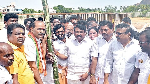 மதுரையில் அமித்ஷா பங்கேற்கும் பாஜக நிர்வாகிகள் ஆலோசனைக் கூட்டத்துக்கான பந்தல்கால் நடும் விழாவில் பங்கேற்ற மாநிலத் தலைவர் நயினார் நாகேந்திரன் உள்ளிட்டோர். | படம்: எஸ்.கிருஷ்ணமூர்த்தி |