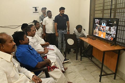 திமுக மாவட்டச் செயலாளர்கள் கூட்டம் மு.க.ஸ்டாலின் தலைமையில் கானொலி காட்சி வாயிலாக இன்று நடைபெற்றது. இதில் மதுரை வடக்கு மாவட்டச் செயலாளர் கோ.தளபதி எம்எல்ஏ கலந்து கொண்டார். படம்: எஸ். கிருஷ்ணமூர்த்தி.