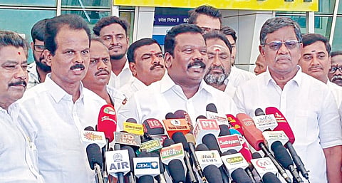 கோவை விமான நிலையத்தில் செய்தியாளர்களுக்கு நேற்று பேட்டியளித்த காங்கிரஸ் மாநிலத் தலைவர் கு.செல்வப்பெருந்தகை.