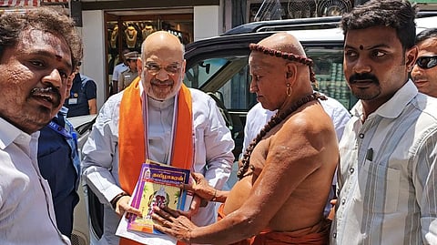 மதுரை மீனாட்சியம்மன் கோயிலுக்கு வந்த மத்திய உள்துறை அமைச்சர் அமித் ஷாவை வரவேற்கும் மதுரை ஆதீனம்.