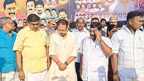 முதல்வர் வருகைக்காக காத்திருந்த ஆளுநர், அமைச்சர்கள்