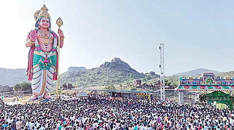 வேலூர் அடுத்த புதுவசூர் தீர்த்தகிரி முருகன் கோயிலில் உலகின் 3-வது உயரமான முருகன் சிலை நேற்று பிரதிஷ்டை செய்யப்பட்டது. இவ்விழாவில் ஆயிரக்கணக்கான பக்தர்கள் பங்கேற்று, சுவாமி தரிசனம் செய்தனர்.