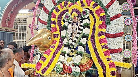 காரைக்கால் மாவட்டம் திருநள்ளாறு தர்பாரண்யேஸ்வரர் கோயிலில் நடைபெற்று வரும் பிரம்மோற்சவ விழாவையொட்டி, தங்க காக வாகனத்தில் எழுந்தருளிய சனீஸ்வர பகவான்.