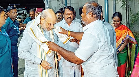 மதுரை விமான நிலையத்தில் மத்திய உள்துறை அமைச்சர் அமித்ஷாவை வரவேற்ற அதிமுக முன்னாள் அமைச்சர் ஆர்.பி.உதயகுமார்.