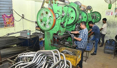 10 மணி நேர வேலைக்கு பச்சைக் கொடி காட்டிய ஆந்திரா
