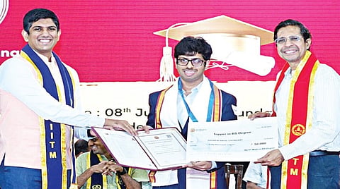 சென்னை ஐஐடியில் நேற்று நடைபெற்ற ஆன்லைன் பட்டப்படிப்பு பட்டமளிப்பு விழாவில், பிளாக்ஸ்டோன் நிறுவனத்தின் நிர்வாக இயக்குநர் அரவிந்த் கிருஷ்ணன் மாணவர்களுக்கு பட்டங்களை வழங்கினார். அருகில் ஐஐடி இயக்குநர் வீ.காமகோடி உள்ளார்.