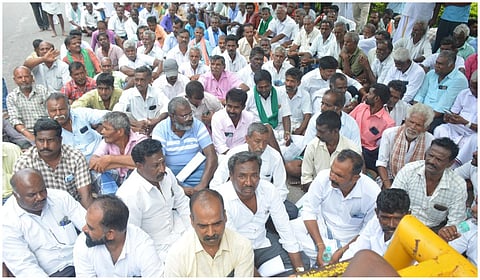 7 ஆண்டாக யானைகளால் பாதிப்பு: நடவடிக்கை கோரி கிருஷ்ணகிரி கிராம மக்கள் தர்ணா