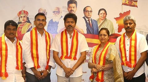 முன்னாள் எம்எல்ஏக்கள், ஐஆர்எஸ் அதிகாரி, ஓய்வுபெற்ற நீதிபதி ஆகியோர் விஜய் முன்னிலையில் கட்சியில் இணைந்தனர்
