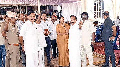 முதல்வர் ஸ்டாலின் சேலம் வருகையையொட்டி விழா நடைபெற உள்ள இரும்பாலை அரசு மோகன் குமாரமங்கலம் மருத்துவக் கல்லூரி வளாகத்
தில் மேற்கொள்ளப்பட்டு வரும் முன்னேற்பாடு பணிகளை சுற்றுலாத் துறை அமைச்சர் ராஜேந்திரன் ஆய்வு செய்தார். உடன், ஆட்சியர் பிருந்தாதேவி, எம்.பி செல்வகணபதி, முன்னாள் எம்எல்ஏ சிவலிங்கம் உள்ளிட்டோர்.முதல்வர் ஸ்டாலின் சேலம் வருகையையொட்டி விழா நடைபெற உள்ள இரும்பாலை அரசு மோகன் குமாரமங்கலம் மருத்துவக் கல்லூரி வளாகத்தில் மேற்கொள்ளப்பட்டு வரும் முன்னேற்பாடு பணிகளை சுற்றுலாத் துறை அமைச்சர் ராஜேந்திரன் ஆய்வு செய்தார். உடன், ஆட்சியர் பிருந்தாதேவி, எம்.பி செல்வகணபதி, முன்னாள் எம்எல்ஏ சிவலிங்கம் உள்ளிட்டோர்.