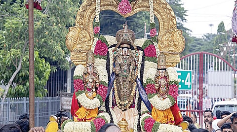 வைர கவச அலங்காரத்தில் பவனி வந்த மலையப்பர்.