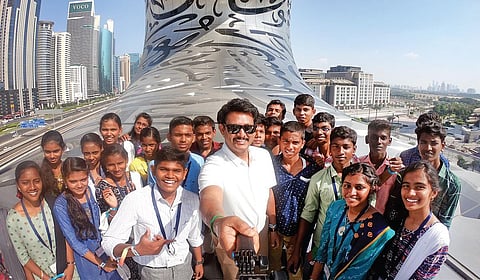 அரசு பள்ளி மாணவர்களின் அடையாளத்தை மாற்றும் கல்விச் சுற்றுலா