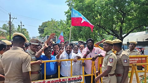 சிதம்பரத்தில் நெடுஞ்சாலை துறை அலுவலகத்தை முற்றுகையிட முயன்ற விசிகவினர் கைது