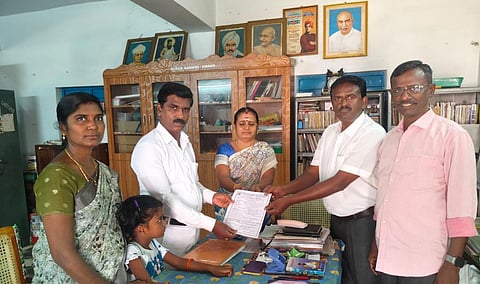 அரசு பள்ளியில் தமிழ் வழியில் மகளை சேர்த்த சிவகாசி சார்பு நீதிபதி!
