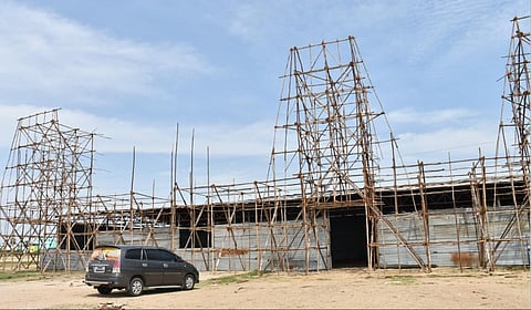 மதுரையில் முருக பக்தர்கள் மாநாடு நடைபெறும் இடத்தில் அறுபடை வீடுகளின் மாதிரி அமைக்கும் பணி தொடங்கியது | படம்: எஸ்.கிருஷ்ணமூர்த்தி