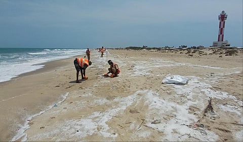 லைபீரியா நாட்டு சரக்கு கப்பலிலிருந்து வெளியேறி தனுஷ்கோடி கரையில் ஒதுங்கிய பிளாஸ்டிக் துகள்களை அகற்றும் பணிகள் மேற்கொள்ளப்பட்டது