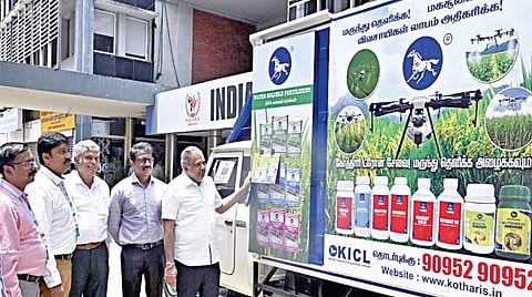 வேளாண் பயிர்களுக்கு ட்ரோன் சாதனம் மூலம் மருந்து தெளிக்க உதவும் வசதிகள் அடங்கிய நடமாடும் வாகனத்தை கோத்தாரி நிறுவனத்தின் நிர்வாக தலைவர் ஜே.ரபீக் அகமது, நிர்வாக துணைத் தலைவர் கார்த்திகேயன், ஆலோசகர் ஜெயந்த் முரளி நேற்று அறிமுகம் செய்தனர். | படம்: ம.பிரபு |